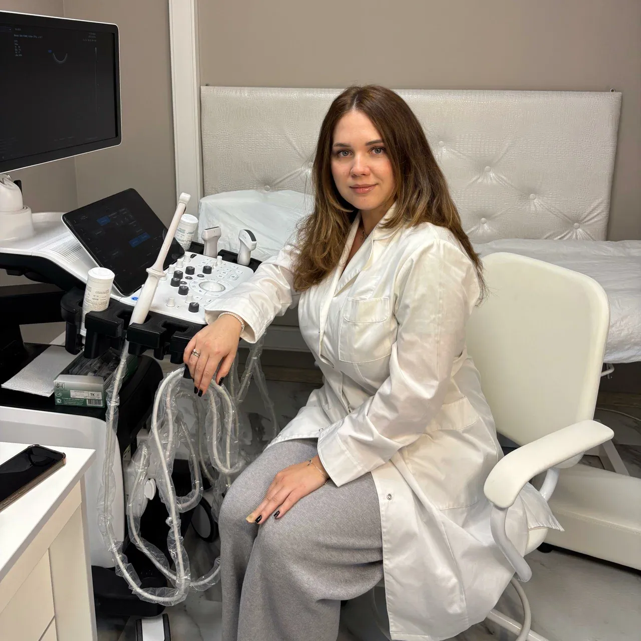 Человек рядом с аппаратом УЗИ; личность по фото не подтверждена